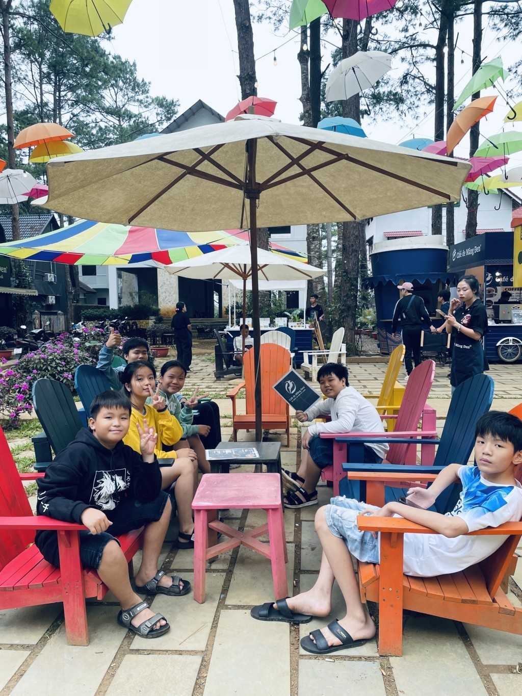 Hành trình tour Đà Nẵng Măng Đen Pleiku bình địnhKhởi hành từ Đà Nẵng – lên đường tìm miền bình yên giữa đại ngàn Tạm xa phố biển Đà Nẵng sôi động, hành trình đưa tôi và đoàn men theo quốc lộ 24, xuyên qua những cung đường quanh co phủ sương, hướng về Mă