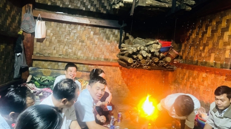 Lá sâm non cuốn cá hồi sashimi – Trải nghiệm ẩm thực Trà Linh đặc biệt chỉ có ở Nam Trà My