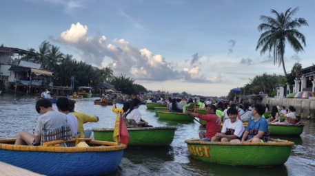 Khách đi thuyền thúng