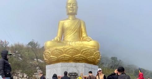 Non Thiêng Yên Tử: Hành Trình Chạm Đỉnh Mây – Chùa Đồng Chạm Trời