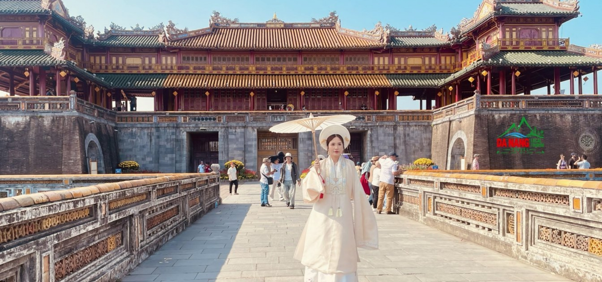 Thiếu nữ Huế bên Ngọ Môn