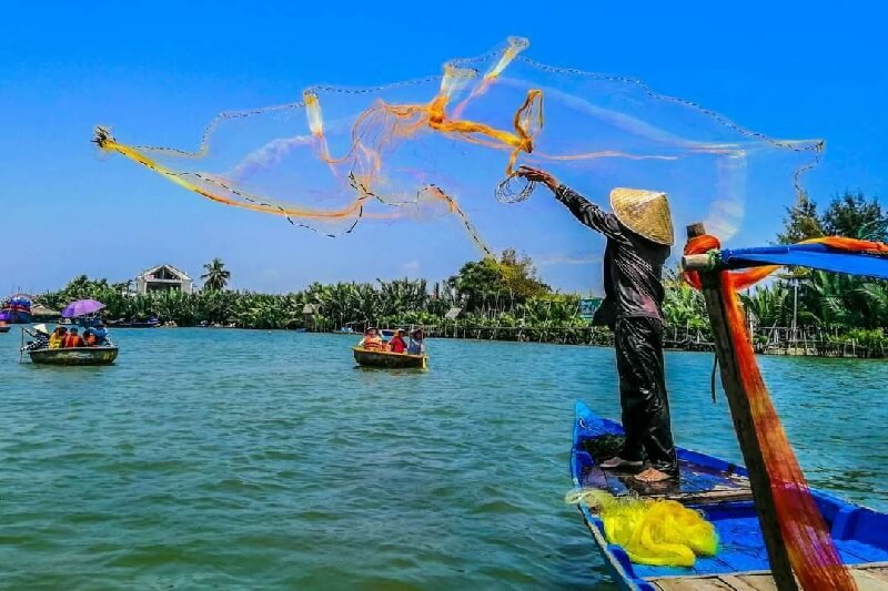 Trải nghiệm đánh bắt cá tại làng Cẩm Thanh