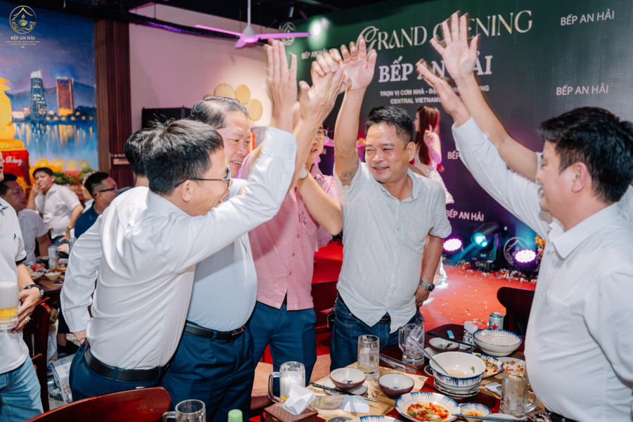 Khách dùng bữa tại Bếp An Hải Đà Nẵng