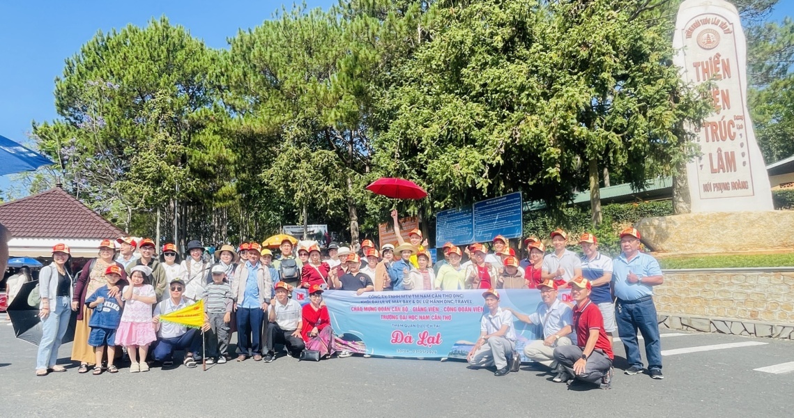 Du khách tham quan Thiền viện Trúc Lâm trong tour Đà Nẵng Đà Lạt ngày thứ 3