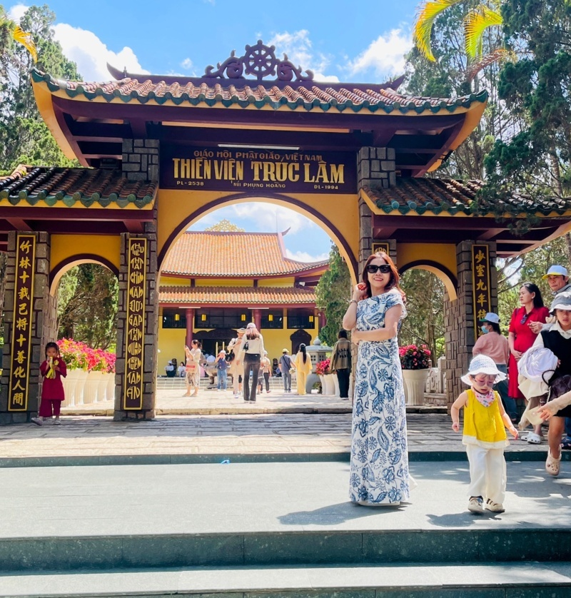 Du khách vãn cảnh Thiền viện Trúc Lâm trong hành trình du lịch Đà Lạt