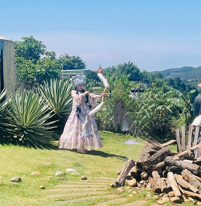 Du khách trải nghiệm bắn cung tại Mongo Land trong tour Đà Nẵng Đà Lạt