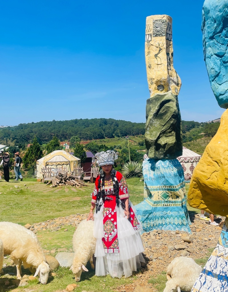 Du khách cho cừu ăn tại vườn thú tương tác Mongo Land Đà Lạt