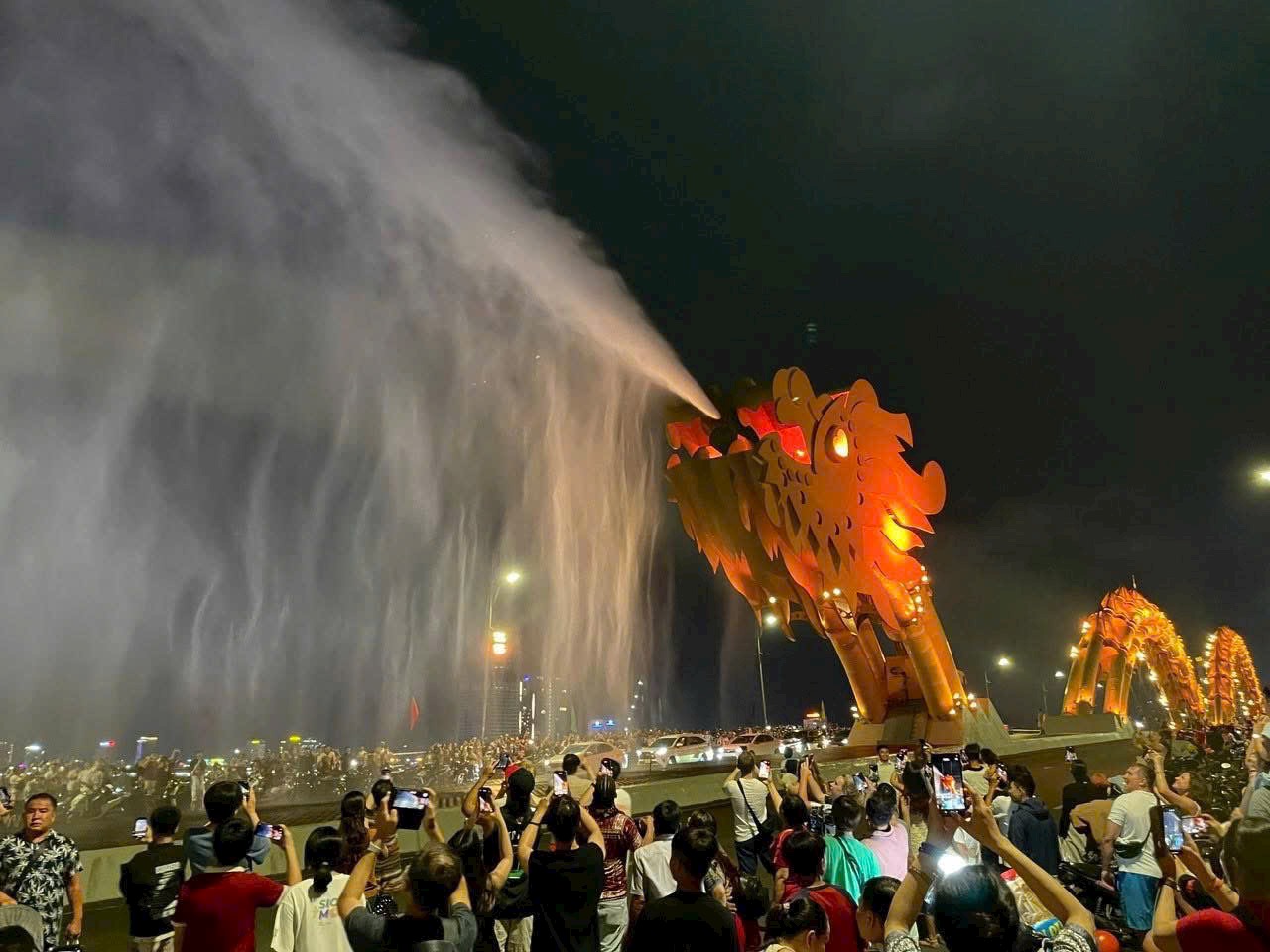 Cầu Rồng phun nước