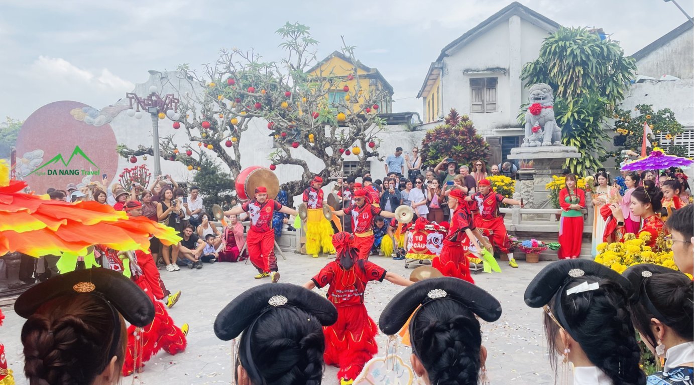 du khách đên Phước Kiến Hội quán