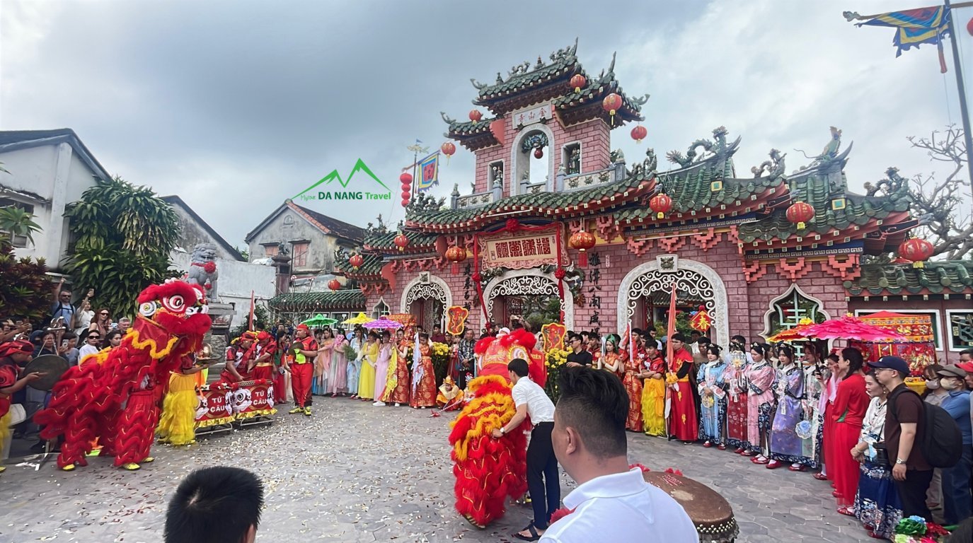 Múa lân ở Hội quan
