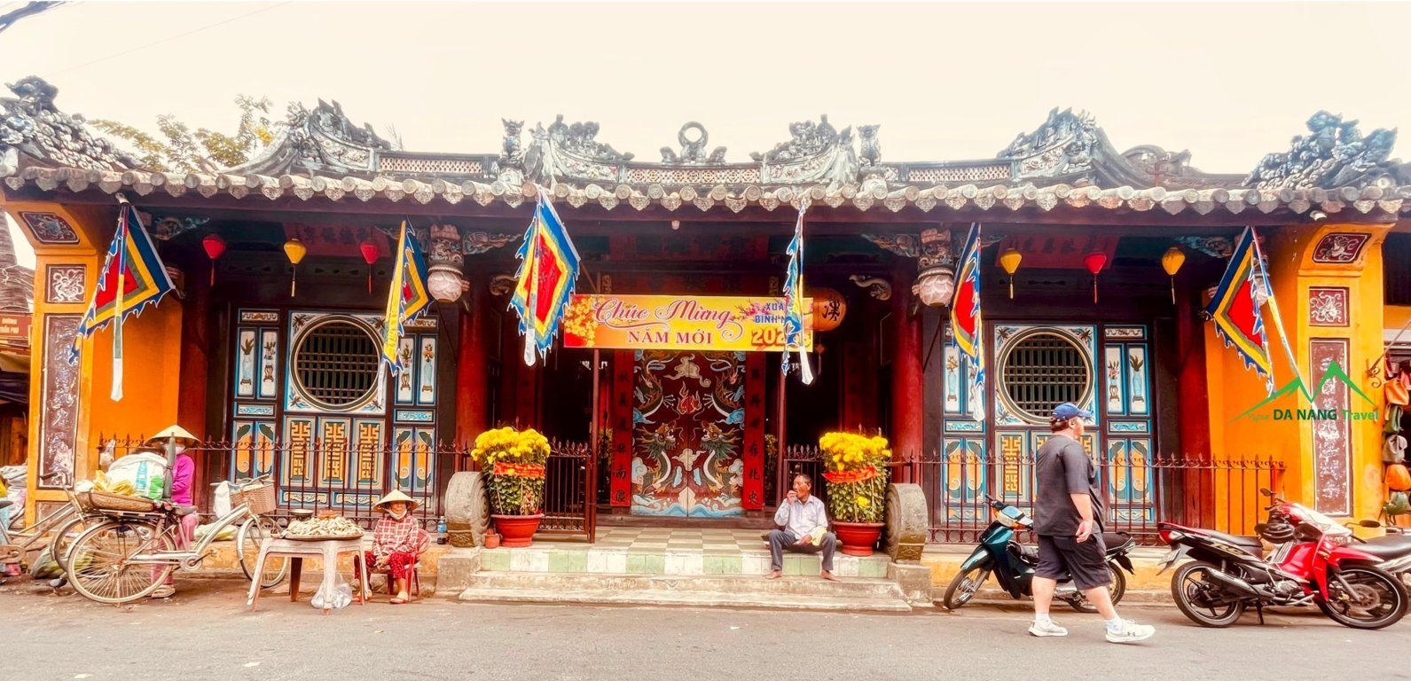 Cổng vào chùa ông