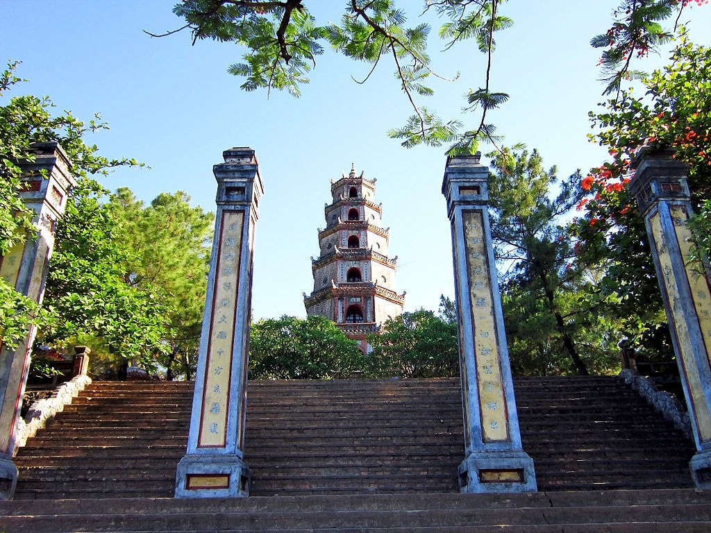 Cổng chùa Linh  Mụ
