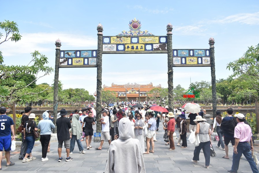 Sân đại Triều Nghi nhín vào điện Thái Hòa