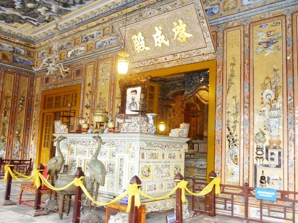 Mộ Vua Khải Định trong Lăng