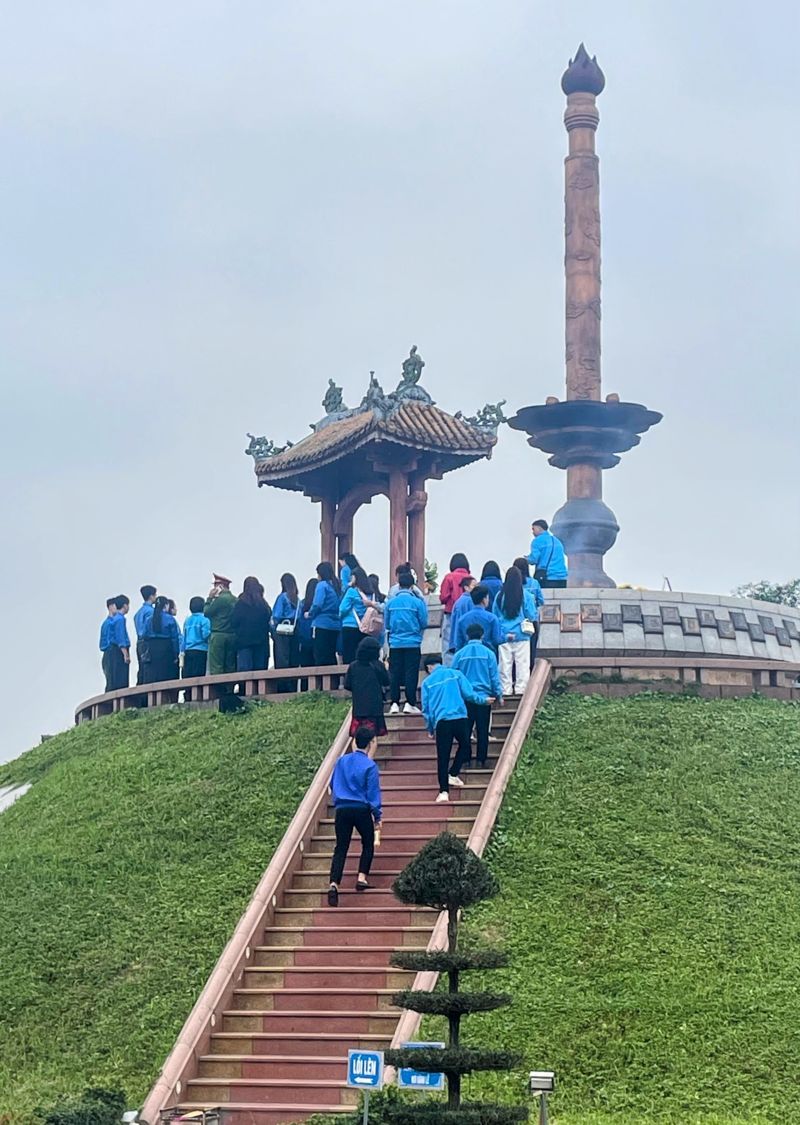 Dâng hương tại Thành cổ Quảng Trị