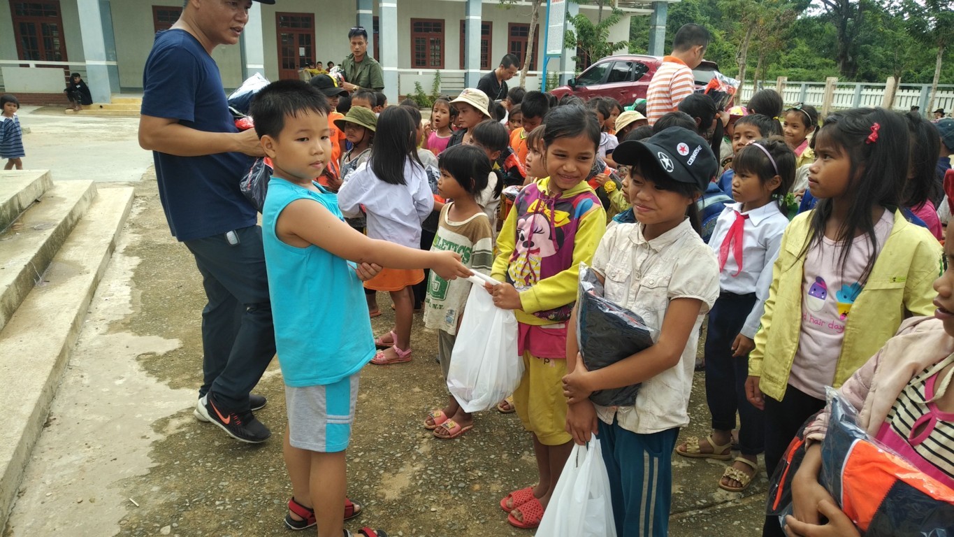tặng quà cho học sinh