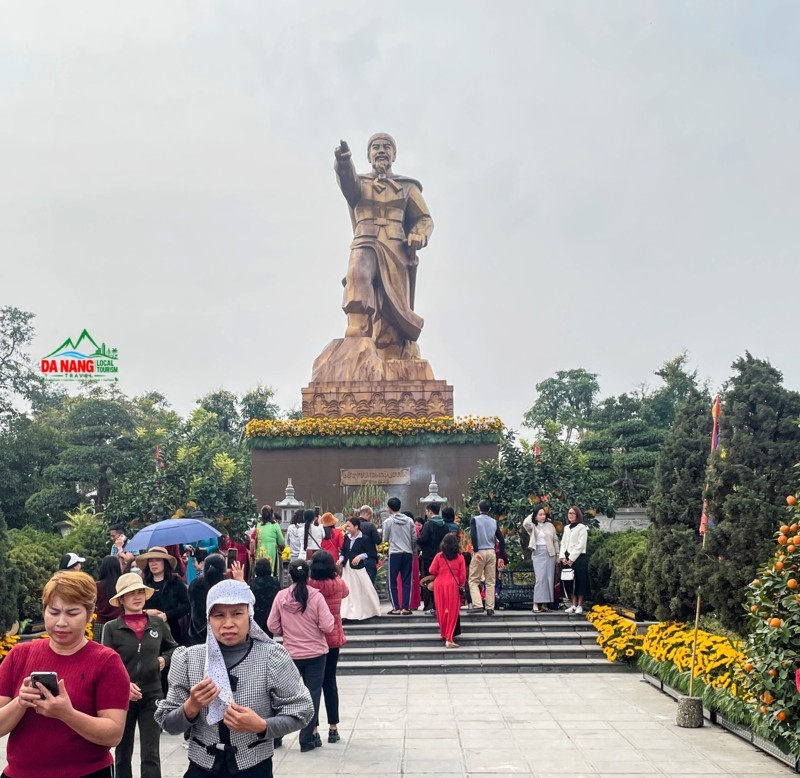 Khach thập phương dâng hương tại tượng đài