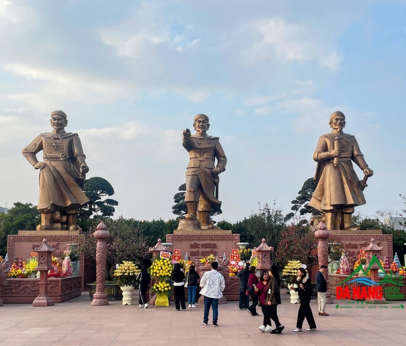 Quảng Trường chến thắng bạch đằng