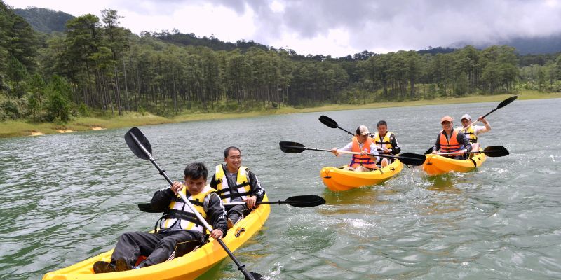 Khách chèo thuyền kayak trên hồ Tuyền Lâm