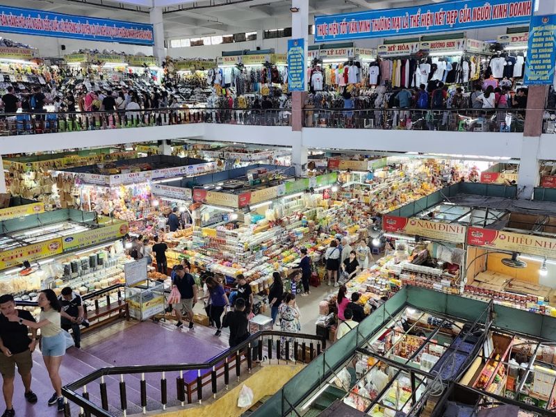 Gian hàng quà lưu niệm tại Chợ Hàn