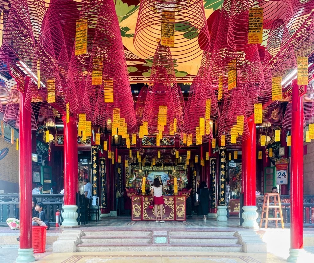 dâng hương trong Phước Kiến Hội quán