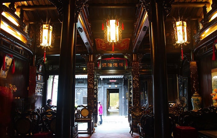 Nhà cổ nhìn ra đường