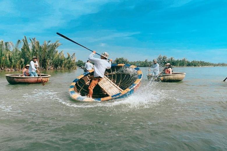 Biểu diễn quay thuyền thúng tại Rừng Dừa Bảy Mẫu