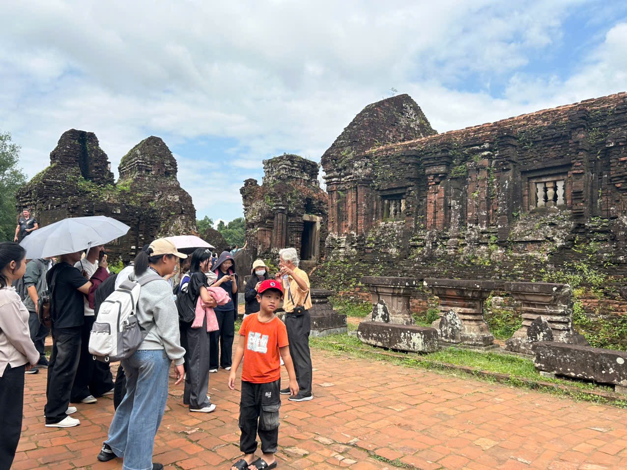 Du khách nghe hướng dẫn viên thuyết trình về Thánh địa Mỹ Sơn