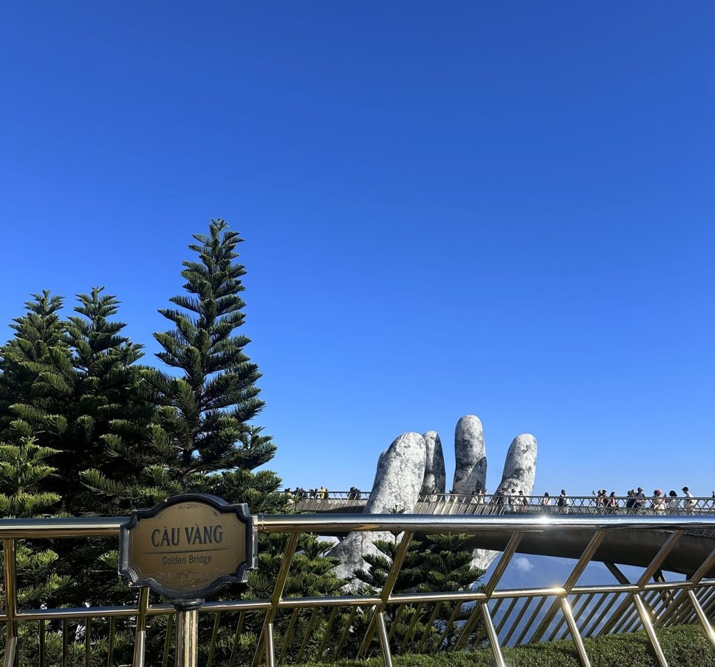 Hình ảnh thực tế Tour Bà Nà Hills Sáng Sớm: Bắt trọn khoảnh khắc Cầu Vàng vắng người, ngắm bình minh & biển mây tĩnh lặng cùng Du lịch Bản Địa Đà Nẵng