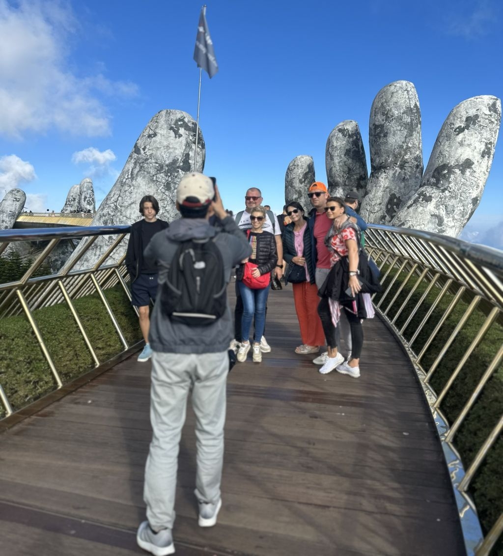Hình ảnh thực tế Tour Bà Nà Hills Sáng Sớm: Bắt trọn khoảnh khắc Cầu Vàng vắng người, ngắm bình minh & biển mây tĩnh lặng cùng Du lịch Bản Địa Đà Nẵng