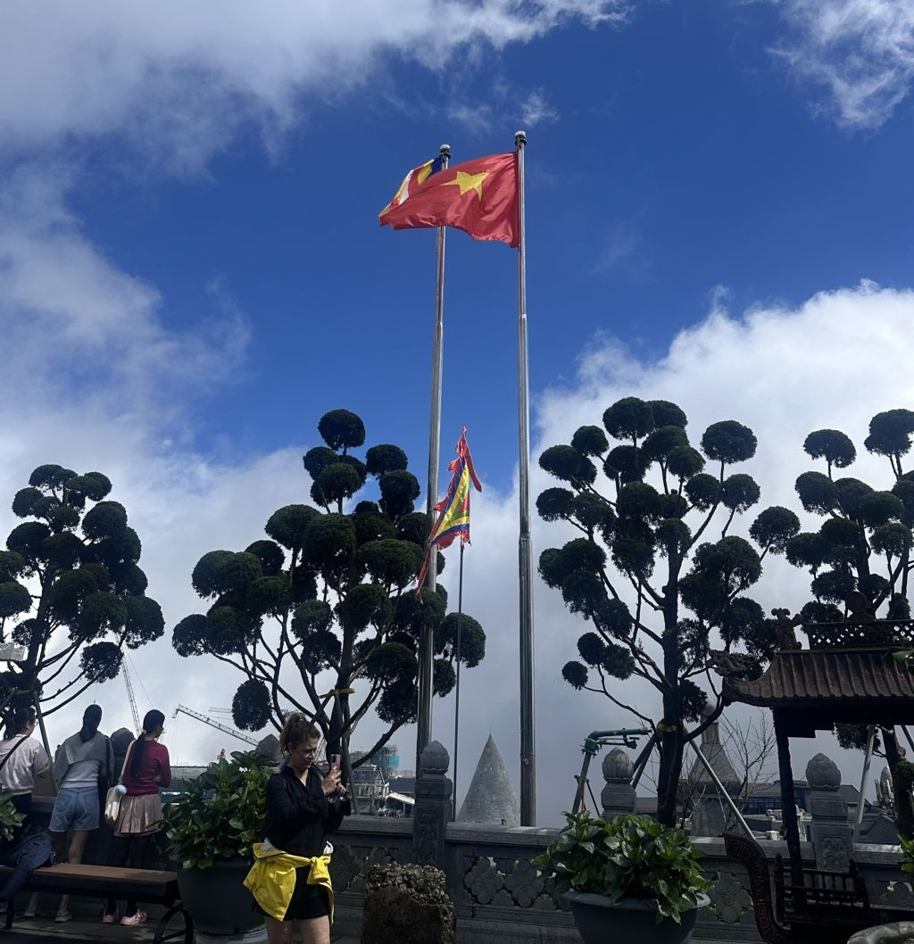 Hình ảnh thực tế Tour Bà Nà Hills Sáng Sớm: Bắt trọn khoảnh khắc Cầu Vàng vắng người, ngắm bình minh & biển mây tĩnh lặng cùng Du lịch Bản Địa Đà Nẵng