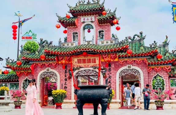 Hội Quán Phước Kiến hay CHùa Bà là điểm xin lộc của du khách